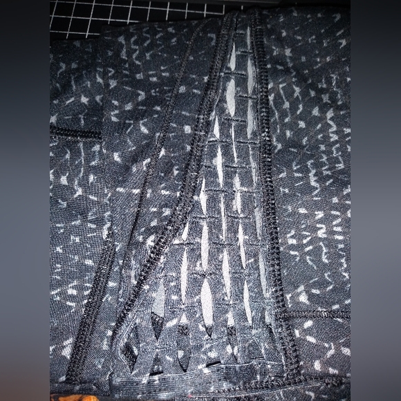 Lululemon True Self Crop II Samba Snake Battleship Black Leggings, Size 6 - Picture 9 of 13